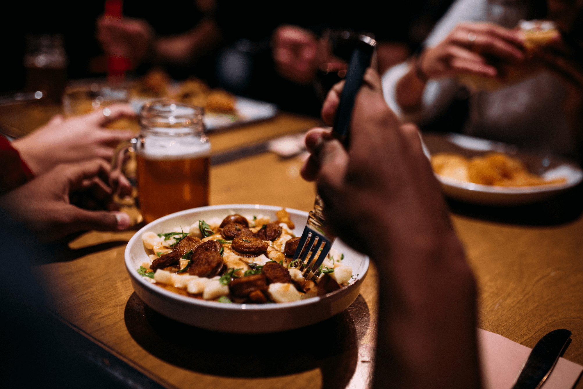 Aussi sur le menu, des tacos complètement loco, d’incroyables tartares terre ou mer, des burgers dégoulinants et des poutines revisitées à toutes les sauces.