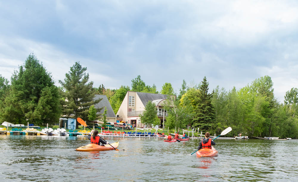 Deux kayakistes au parc Lucien-Blanchard à Sherbrooke